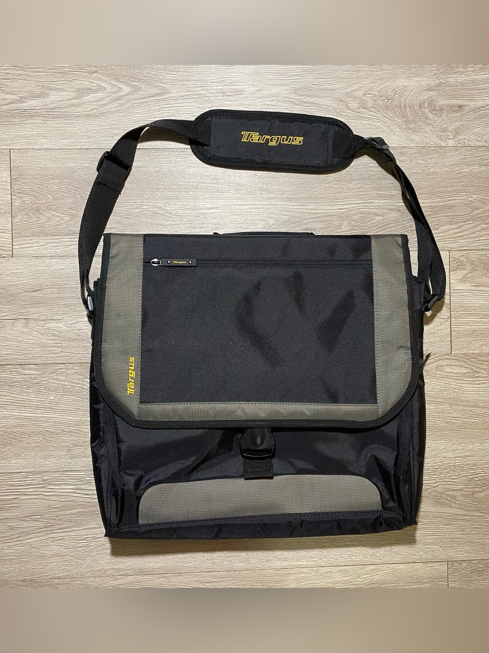 Targus Messenger Bag ~ NWOT ~ Padded ~ Lots of Pockets
